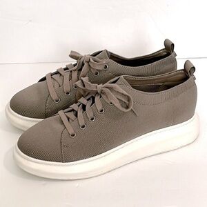 International Concepts Inc Womens Black 1/2" Platform size 38-39. Gray taupe